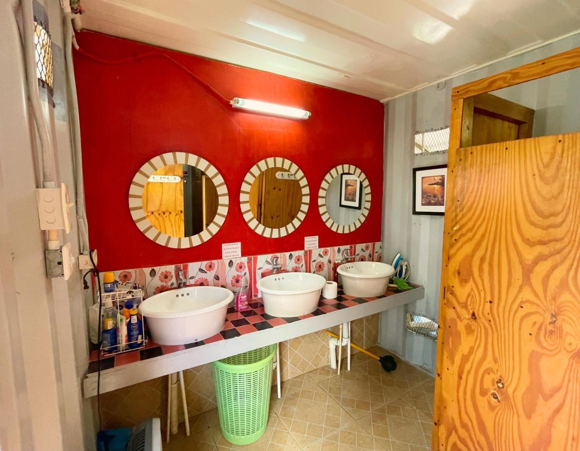Judy House 2 - Lewis Backpacker Hostel Little Bay ห้อง รูปภาพ